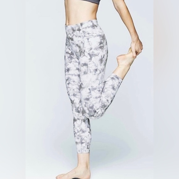Athleta | Small gray and white tie dye salutation 7/8 ankle legging - Picture 2 of 8